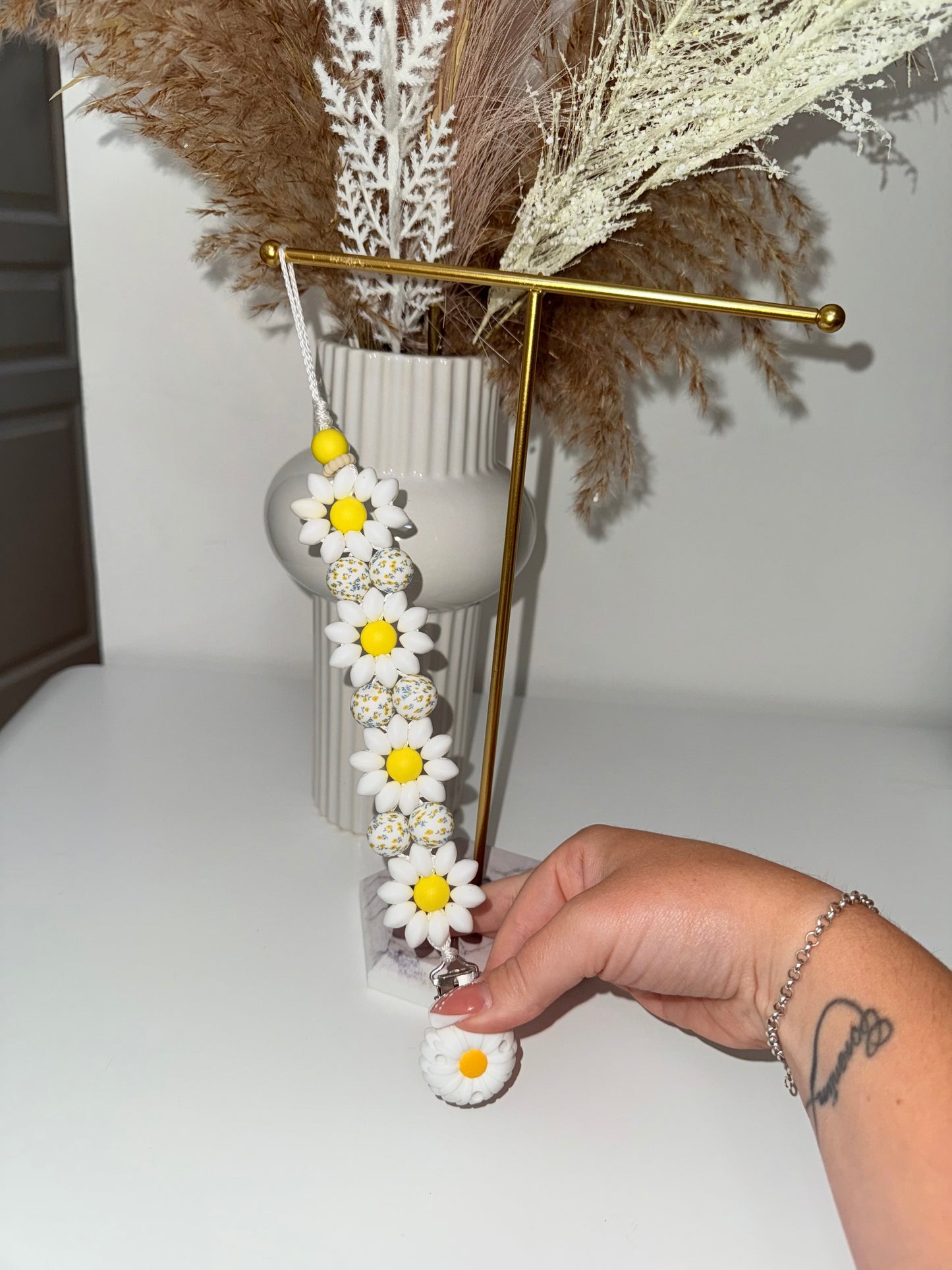 Attache tétine florale