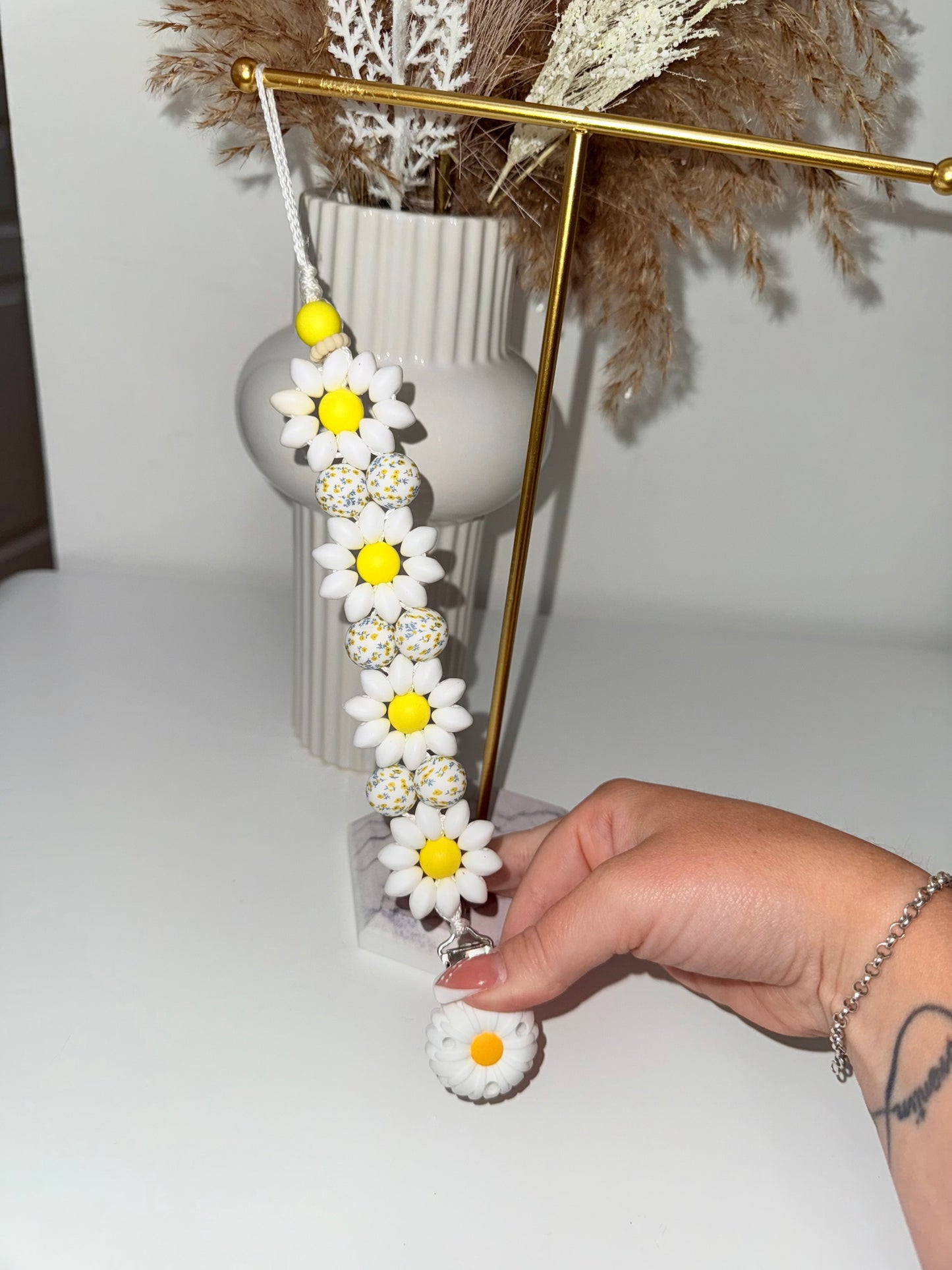 Attache tétine florale