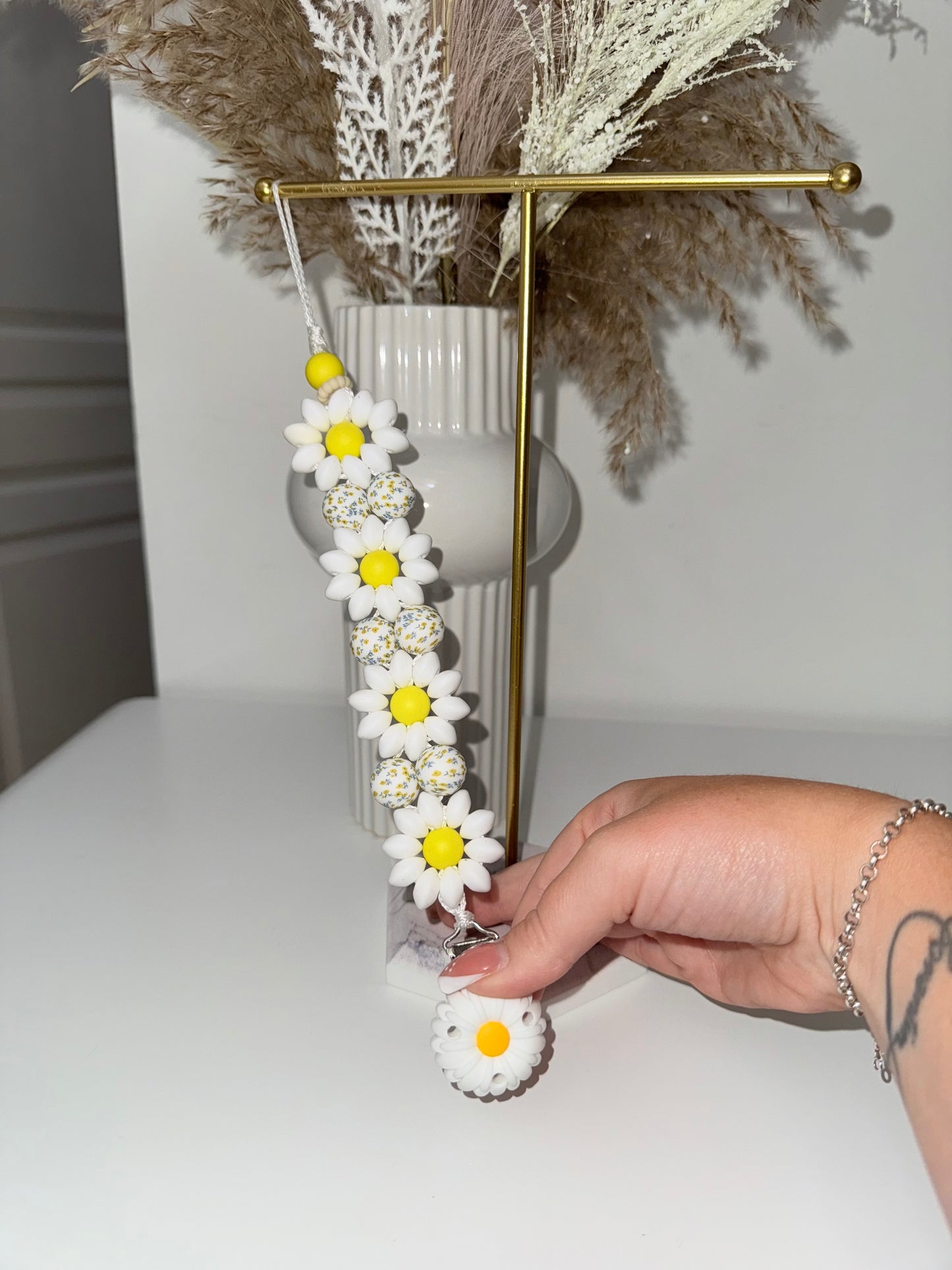 Attache tétine florale