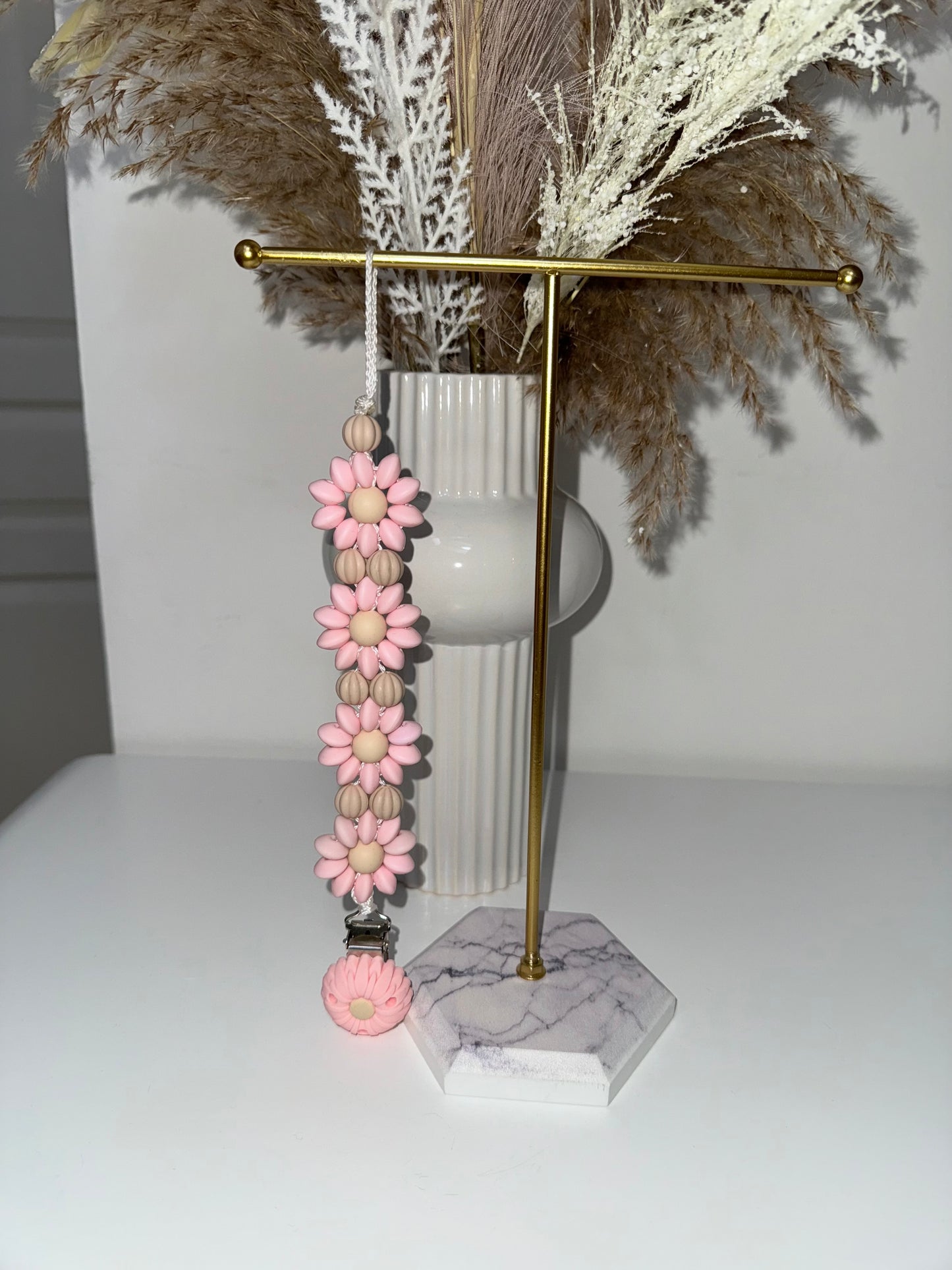 Attache tétine florale