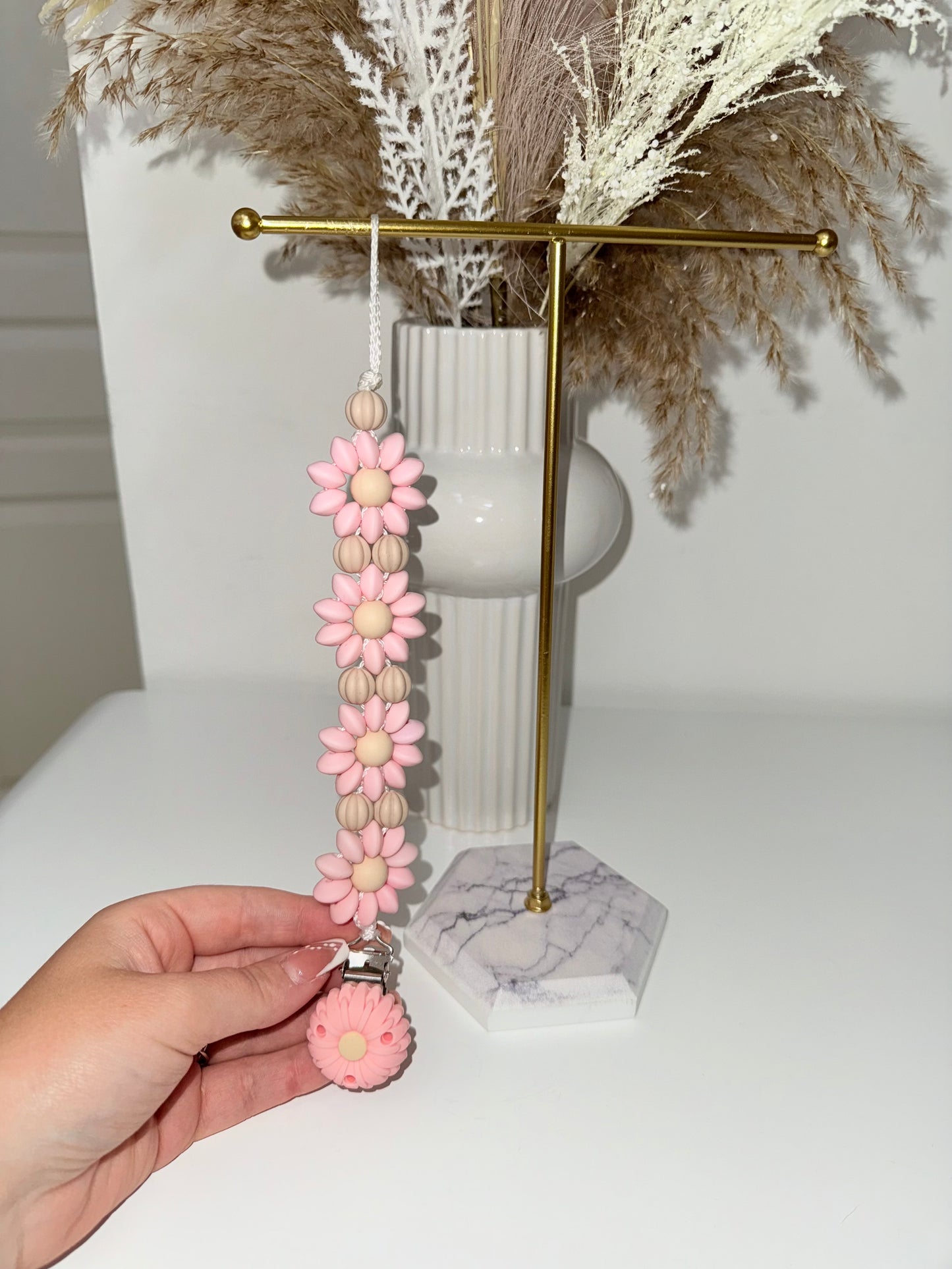 Attache tétine florale